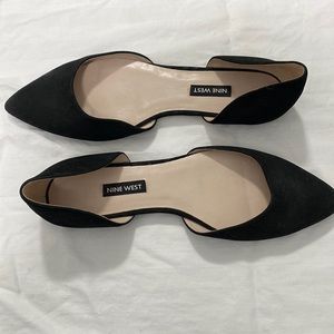 Pointed black flats, opened on the side